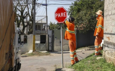 Motociclista será indenizado por ter preferencial cortada por veículo de prefeitura 