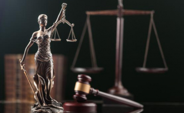 Homem acusado de assassinar irmão por perder ajuda financeira enfrenta júri popular