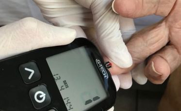 Para evitar coronavírus, idosos são atendidos em casa por enfermeiras