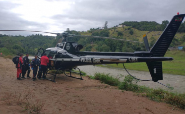 Homem é socorrido pelo Sarasul após cair de telhado em Orleans