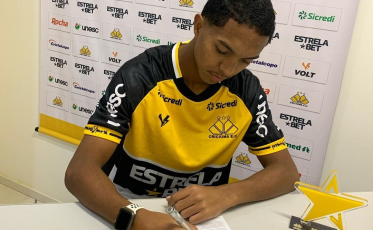Destaques da base assinam contrato profissional com o Criciúma