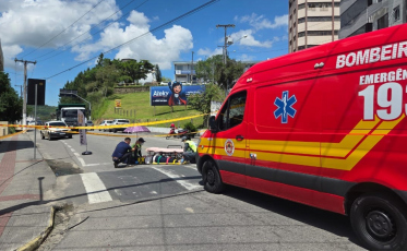 Idosa fica gravemente ferida após ser atropelada por motocicleta em SC