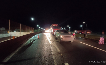 Mulher morre e criança fica gravemente ferida após atropelamento na BR-101