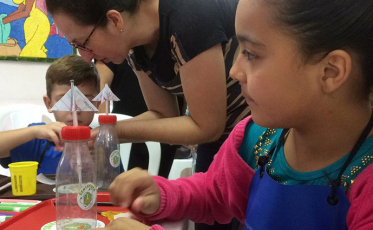 Projeto Centrifuga reúne crianças na Casa do Professor