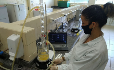 Turma do técnico em Química aprende a fazer biodiesel
