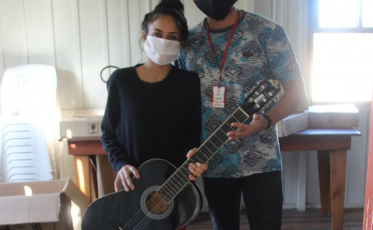 Em Criciúma, aulas de violão online para os jovens