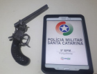 Flagrada com arma de fogo, avó tenta subornar policial