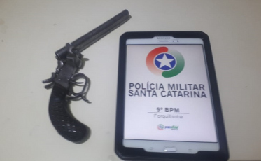 Flagrada com arma de fogo, avó tenta subornar policial