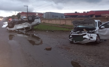 Colisão frontal seguida de capotamento deixa dois feridos em Içara