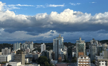 [Áudio] Semana inicia com ventos fortes na região