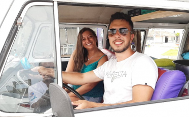 Casal que percorre o litoral brasileiro em kombi passa pelo Rincão