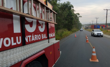 ((Vídeo)) Incêndio no acesso Sul do Rincão exige retorno dos bombeiros nesta sexta-feira
