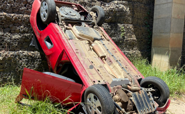 Motorista fica ferido após cair com carro de uma altura com cerca de quatro metros em Içara