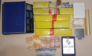 PM prende dois homens por tráfico de drogas no bairro Pinheirinho