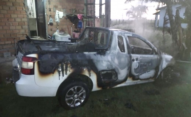 Carro pega fogo em Araranguá