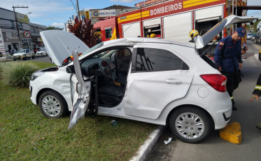 Mulher fica presa às ferragens após acidente na Centenário