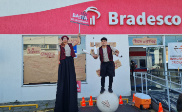 Com esquete teatral, bancários protestam contra o fechamento de agência do Bradesco em Criciúma