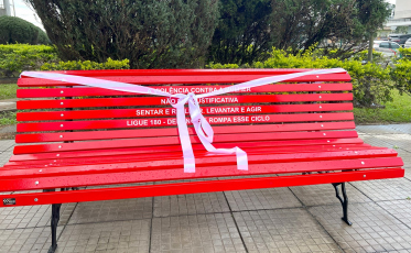 Banco Vermelho é instalado no Fórum de Criciúma contra a violência doméstica 