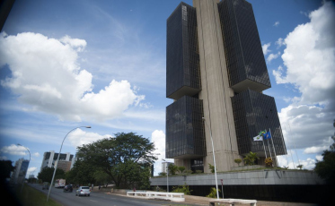 Copom reduz taxa Selic para 2,25% ao ano