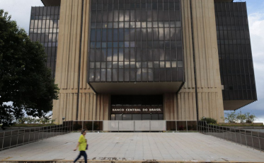 Atividade econômica tem alta de 0,64% em dezembro, diz Banco Central