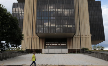 Riscos fiscais implicam alta nas projeções de inflação, diz BC