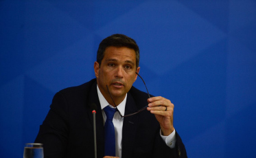 Câmbio melhorou, mas continuará volátil, diz presidente do Banco Central