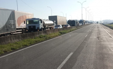 Acidente entre dois caminhões provoca fila na BR-101, em Içara