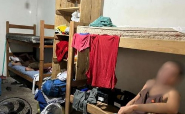 Com sangue nas paredes, tortura e cárcere privado, 