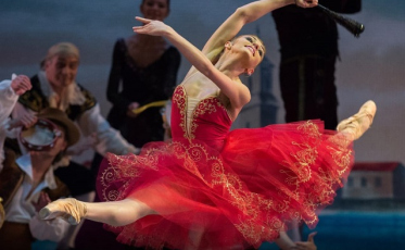 Russos sobem ao palco do Elias Angeloni