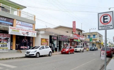 Comércio de Balneário Rincão gera centenas de vagas e fica aberto até mais tarde
