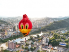 Cidade de SC vira palco de espetáculo aéreo com balões inusitados