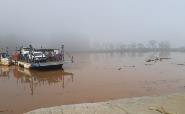 Duas pessoas são resgatadas após veículo cair no Rio Araranguá