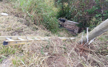 Carro colide com poste e despenca de barranco em Jaguaruna
