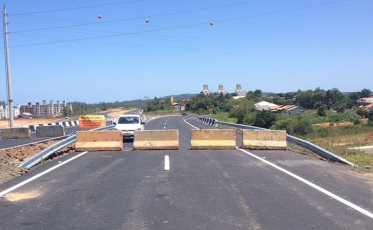 Barreiras de concreto são colocadas na Via Rápida