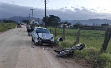 Motociclista fica ferido após colisão frontal em Morro da Fumaça