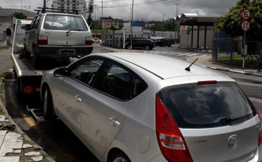Motorista que distribuía cartões para fazer corridas irregulares teve o carro guinchado