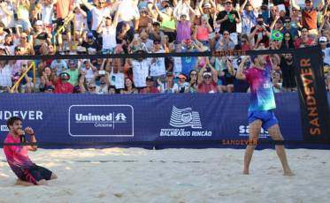 No domingo da Som Maior, beach tennis e futebol