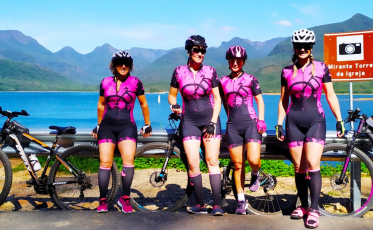 Grupo de mulheres se reúnem para pedaladas