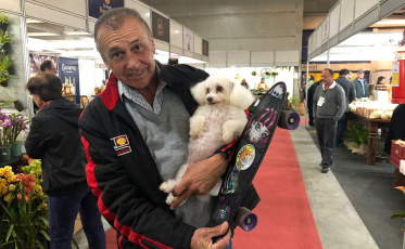 Cachorrinha skatista visita a AgroPonte 2022 (VÍDEO)