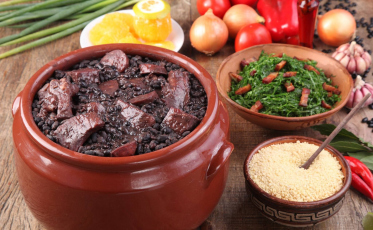 Saimon Novack ensina a como preparar uma boa feijoada no verão