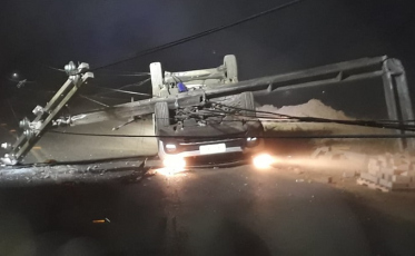 Poste cai sobre carro após colisão