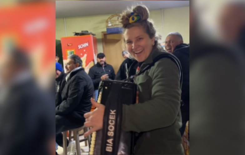 Bia Socek aparece de surpresa em bar de Nova Veneza e transforma visita em 'show'