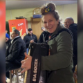 Bia Socek entra tocando gaita em bar de SC e surpreende clientes: “Vamos ver a reação do povo”