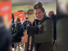 Bia Socek aparece de surpresa em bar de Nova Veneza e transforma visita em 'show'