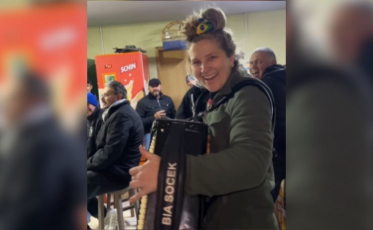Bia Socek entra tocando gaita em bar de SC e surpreende clientes: “Vamos ver a reação do povo”