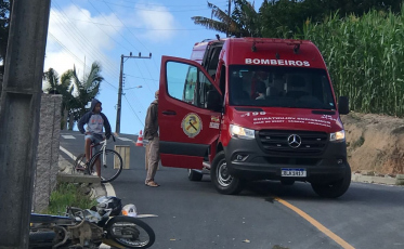 Colisão entre carro e moto deixa homem ferido em Treze de Maio