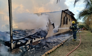 Fogo destrói casa em Jacinto Machado