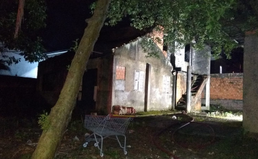 Residência abandonada pega fogo em Criciúma