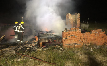 Incêndio destrói casa de madeira em Balneário Arroio do Silva