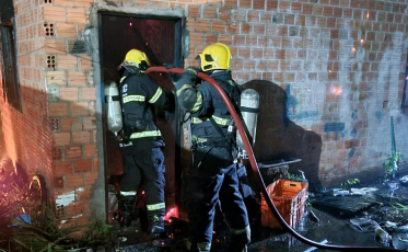 Incêndio deixa casa destruída em Araranguá
